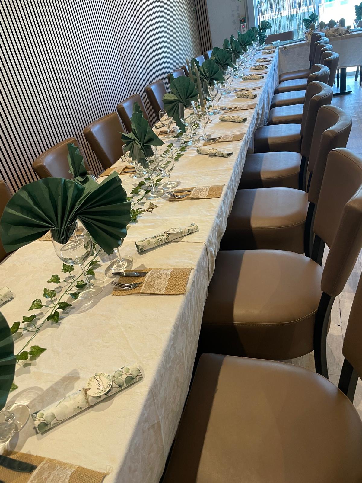 Elegant eingedeckte lange Festtafel im O Douro