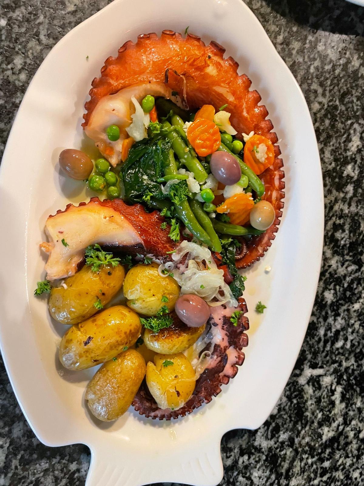 Oktopus mit Gemüse und Kartoffeln