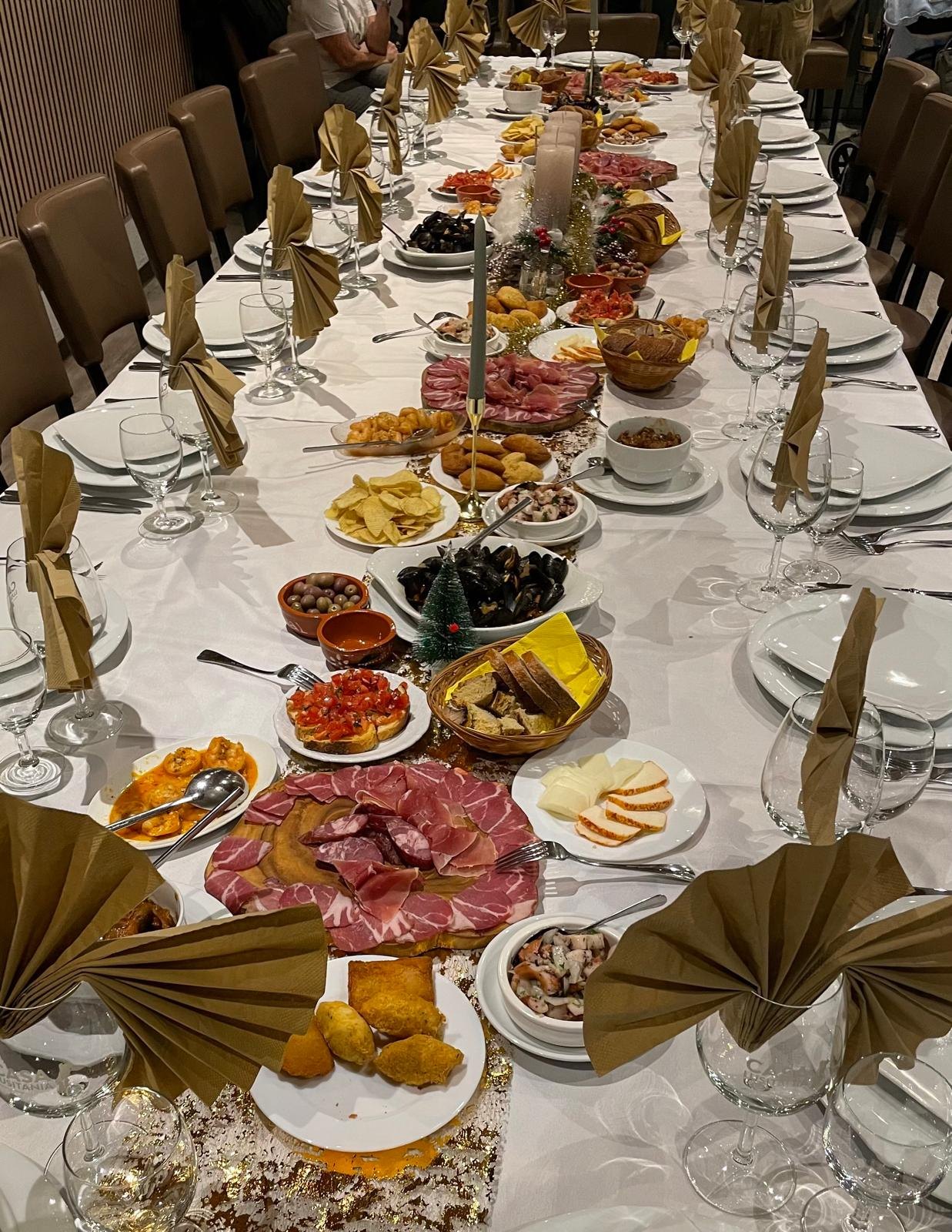 Gold-weiss dekorierte Festtafel im O Douro