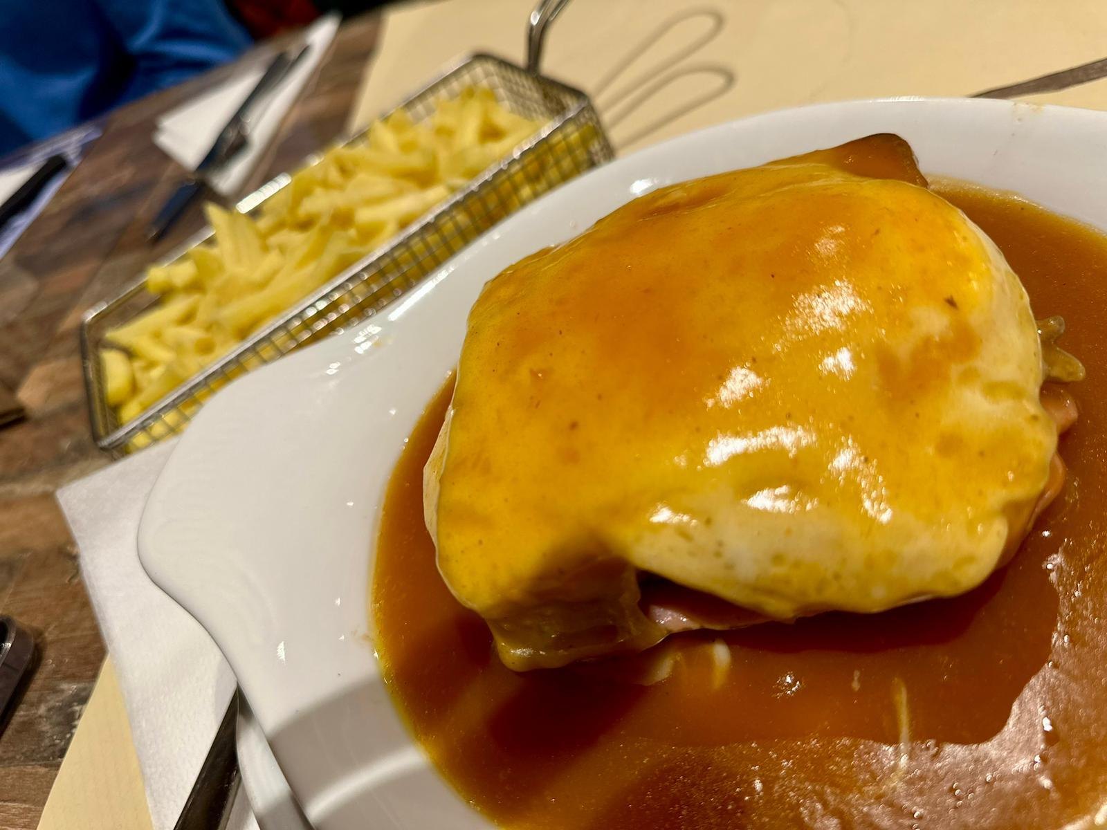 Francesinha im Restaurant O Douro