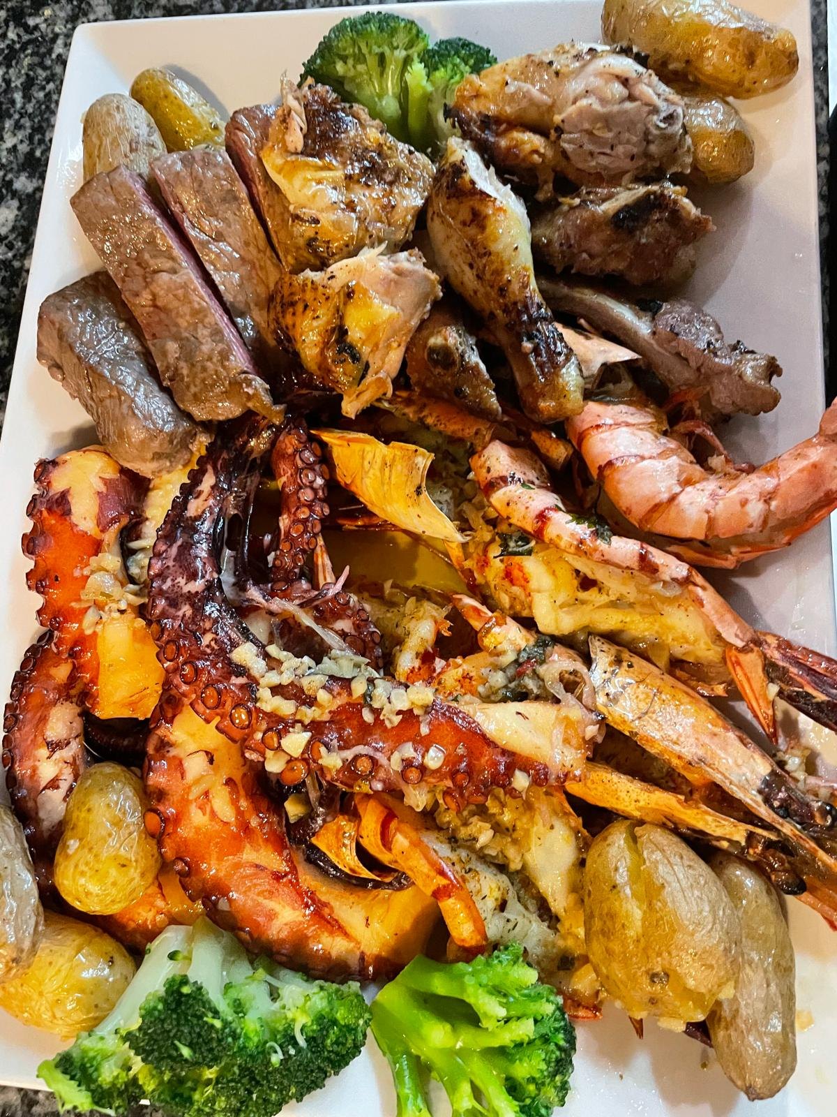 Grosse Grill- und Meeresfrüchteplatte im Restaurant O Douro
