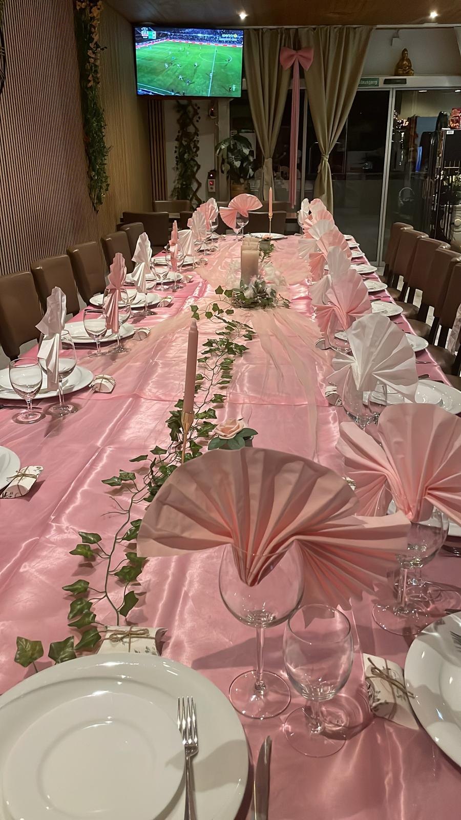 Rosa dekorierte Tafel im O Douro
