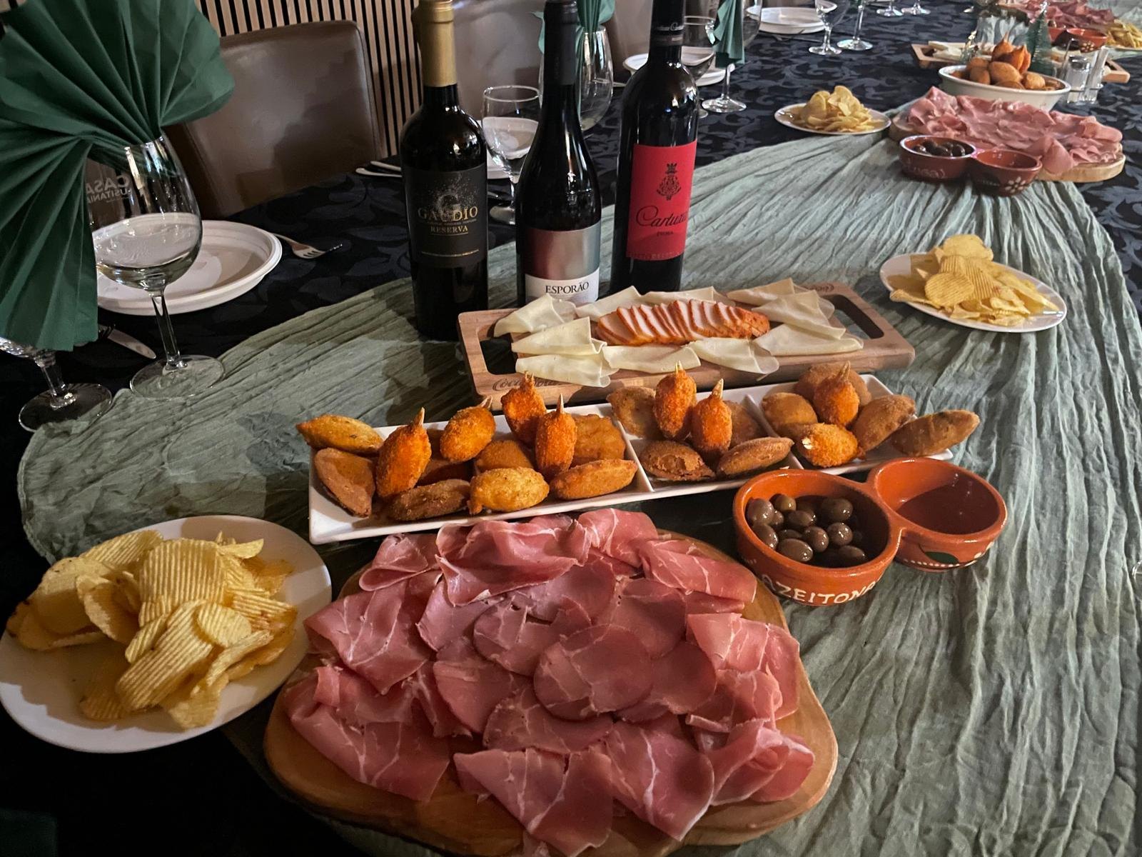 Festtafel mit Vorspeisen im O Douro